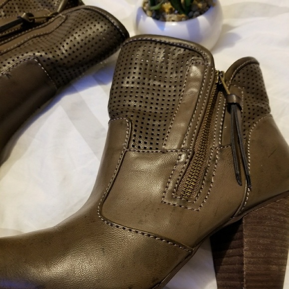 Report Olive green/tan boots🎊💌🌼 - Picture 2 of 7